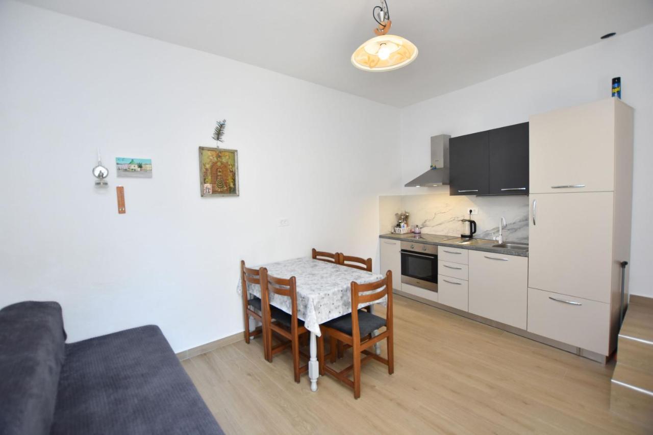 Apartment Miledina Примоштен Экстерьер фото
